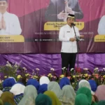 Soma Atmaja memberikan sambutan pada peringatan Isra Mi'raj di Masjid Agung Al-Amjad, Kabupaten Tangerang