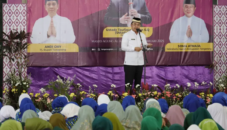 Soma Atmaja memberikan sambutan pada peringatan Isra Mi'raj di Masjid Agung Al-Amjad, Kabupaten Tangerang