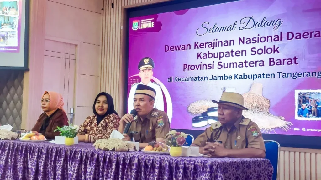 Rombongan Dekranasda Kabupaten Solok saat mengunjungi Kecamatan Jambe untuk studi banding kerajinan lokal.