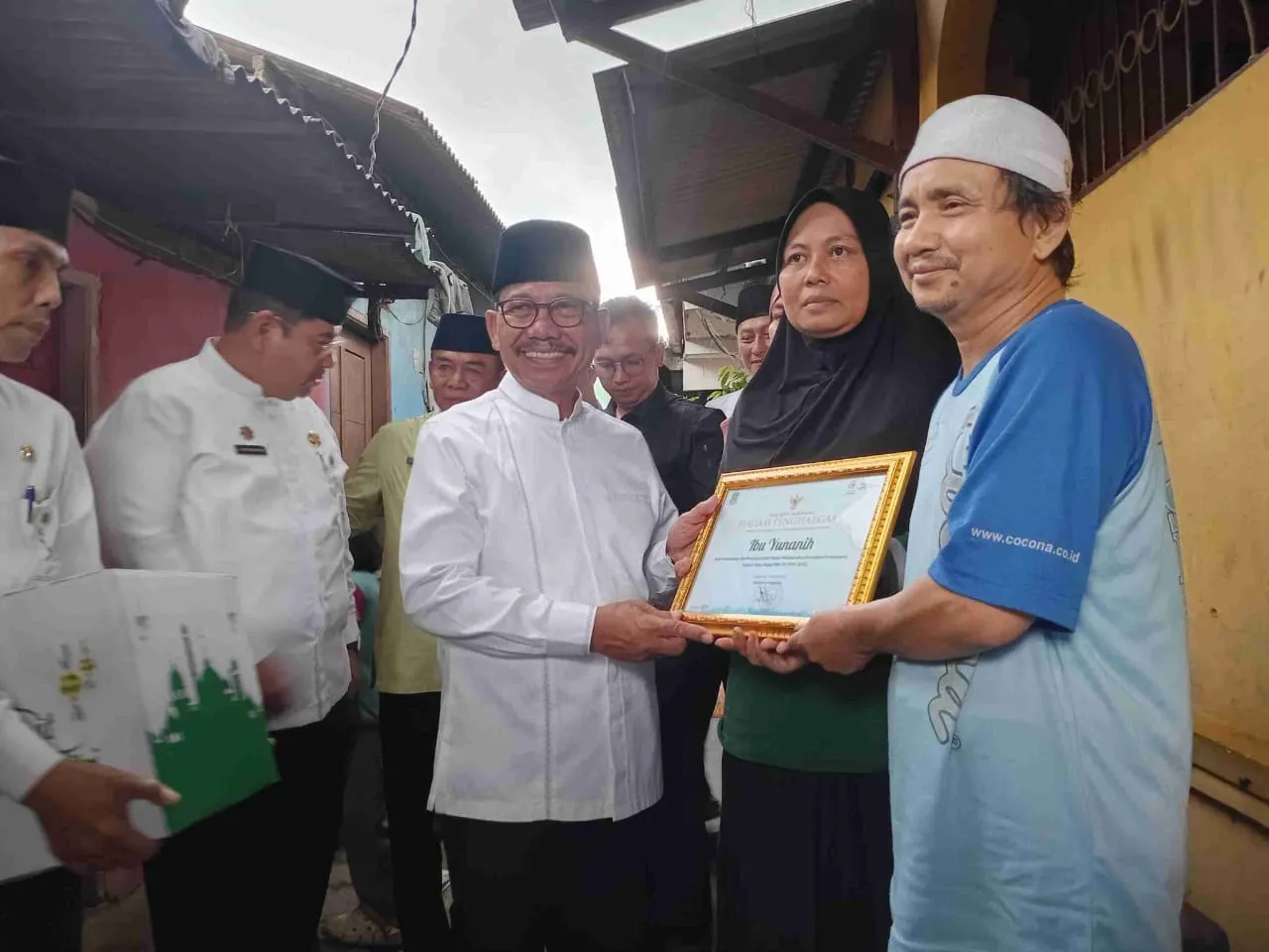 Walikota Tangerang memberikan penghargaan kepada warga yang taat membayar pajak PBB